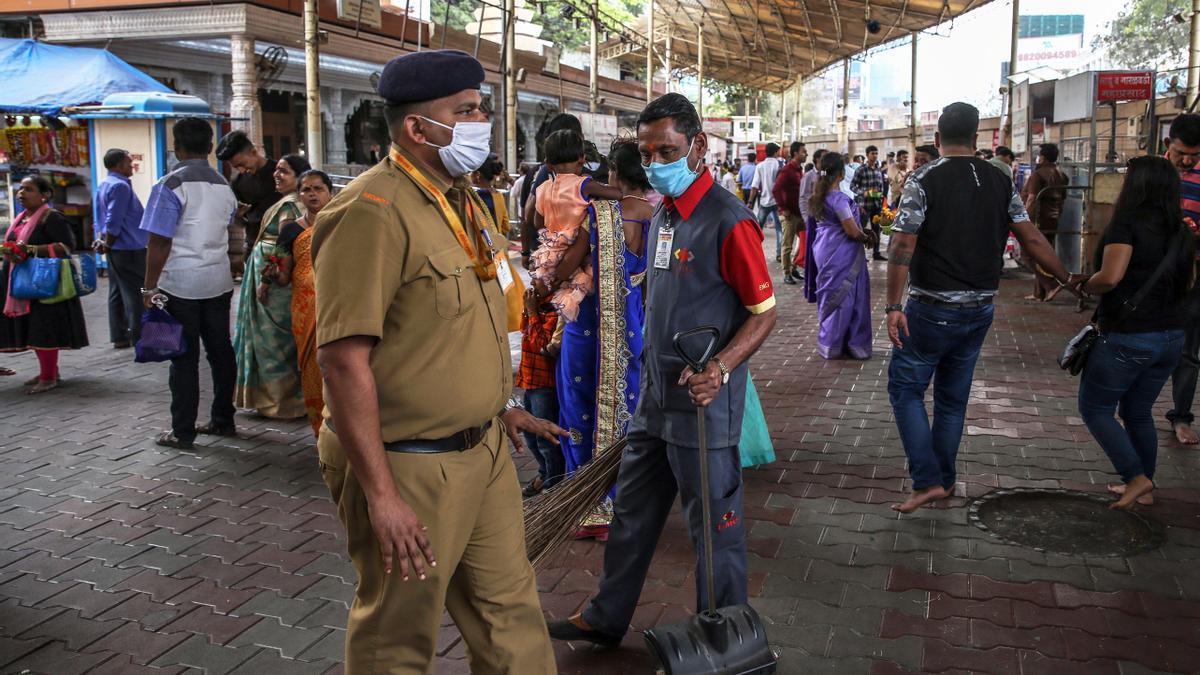 Ciudadanos de la India lucen mascarillas ante el aumento de casos en el país.