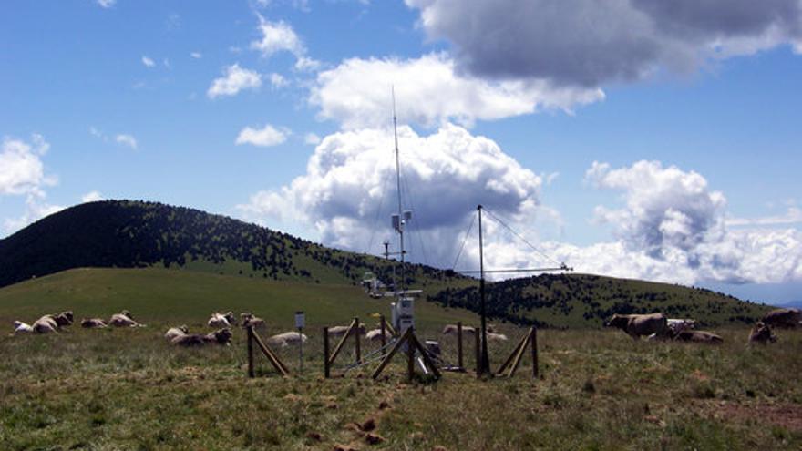 Una torre de vigilància del canvi climàtic en el Pirineu.