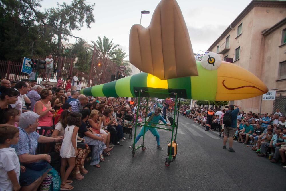 Desfile colorido de las comisiones en Elche