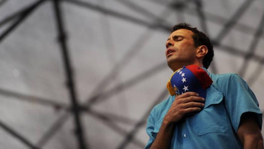 Capriles dice que si gana sacará a los militares cubanos del Ejército