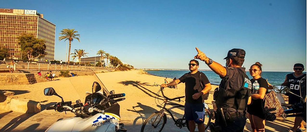 La Policía impidió el año pasado que las playas de Palma se llenaran en la Nit de Sant Joan.