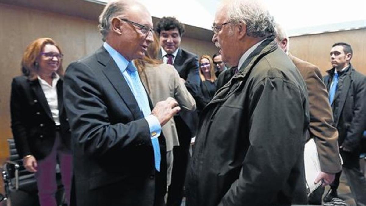 El ministro Cristóbal Montoro conversa con el 'conseller' Andreu Mas-Colell, en el CPFF del pasado diciembre.