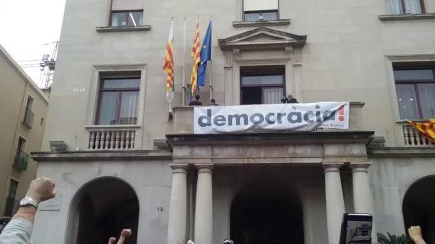 Figueres despenja la bandera espanyola del balcó de l'Ajuntament