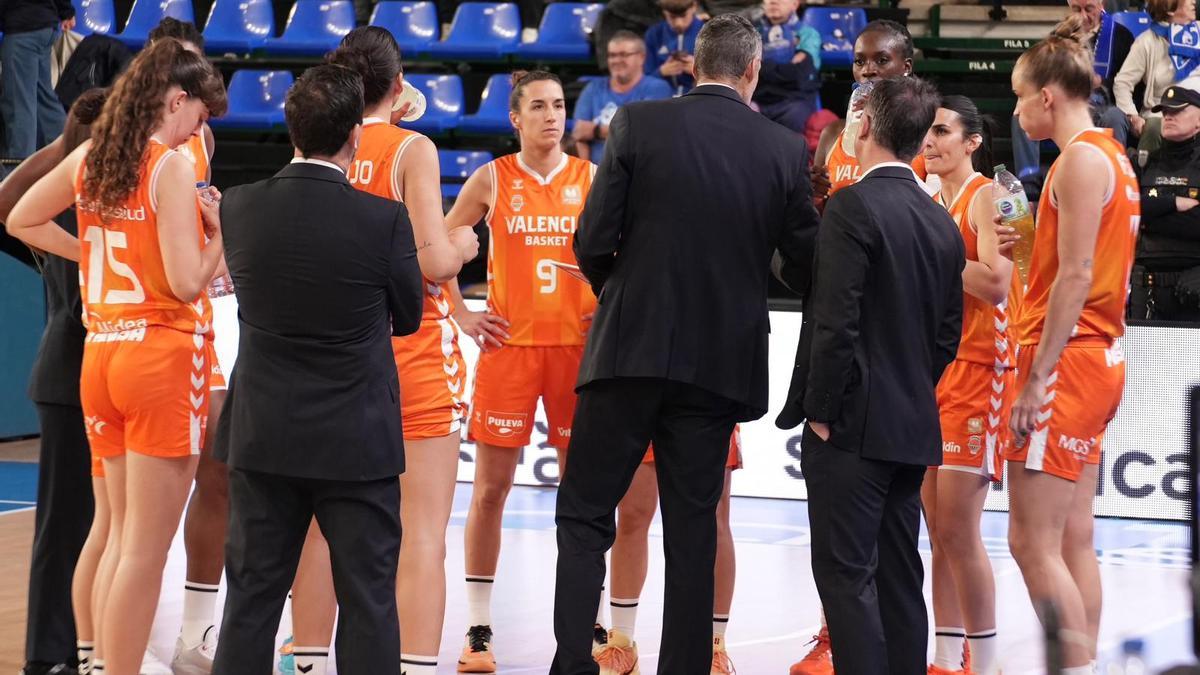 Rubén Burgos da instrucciones a sus jugadoras