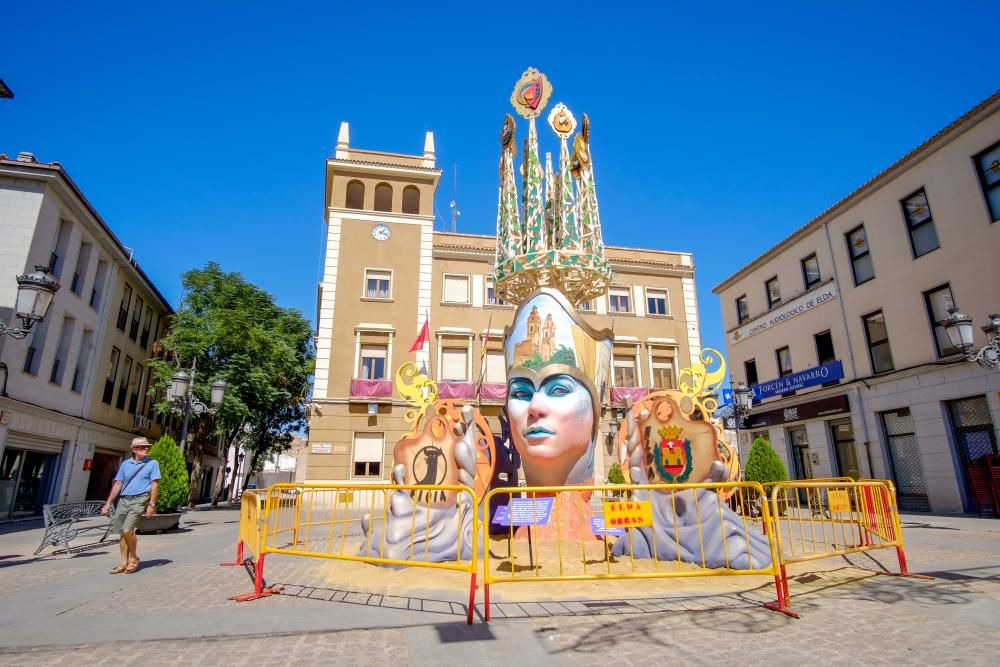 Las grandes dimensiones de algunos de los monumentos que arderán el domingo obligan a iniciar el miércoles los trabajos para ponerlos en pie