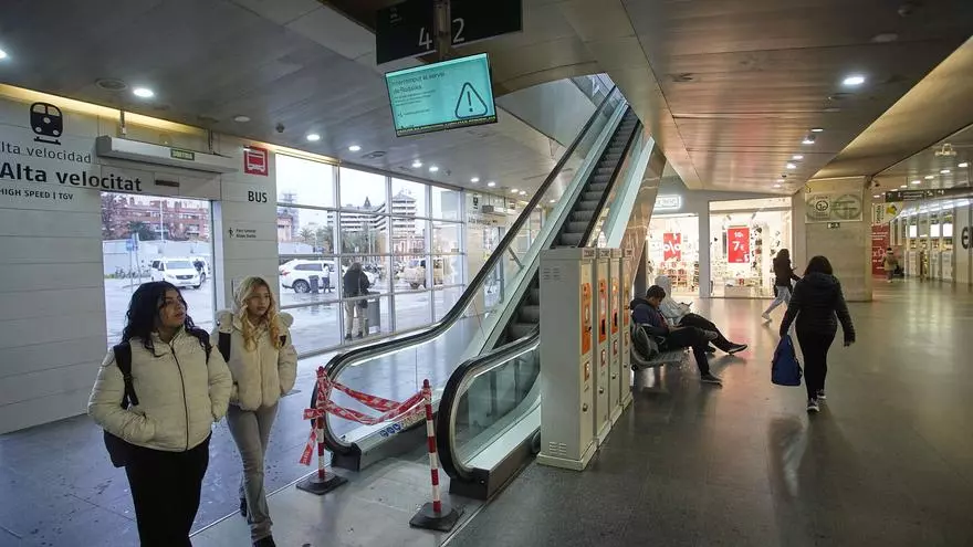 Vídeo | Els usuaris de Rodalies a l'estació de Girona busquen alternatives en el segon sense servei