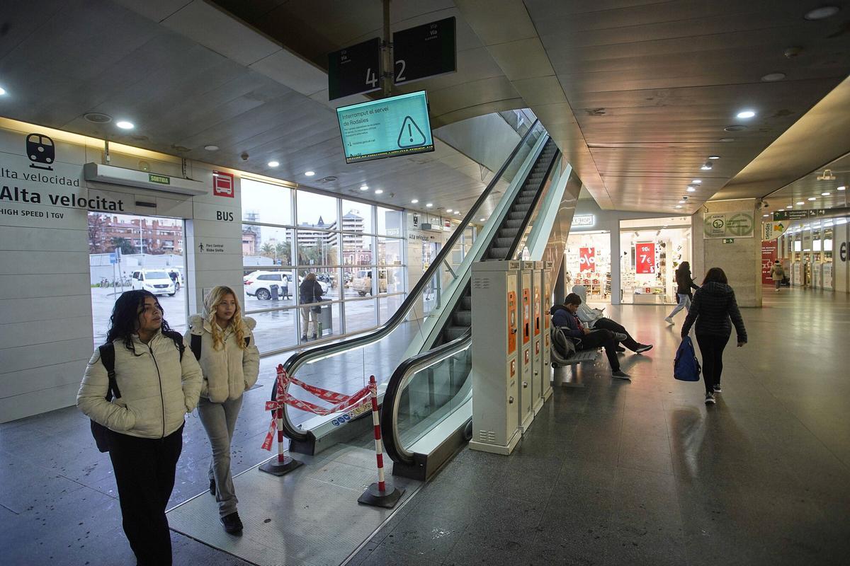 L'estació de Girona el segon dia d'aturada de Rodalies