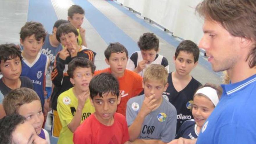 El alero croata Mario Stojic conversa con jóvenes jugadores de baloncesto.