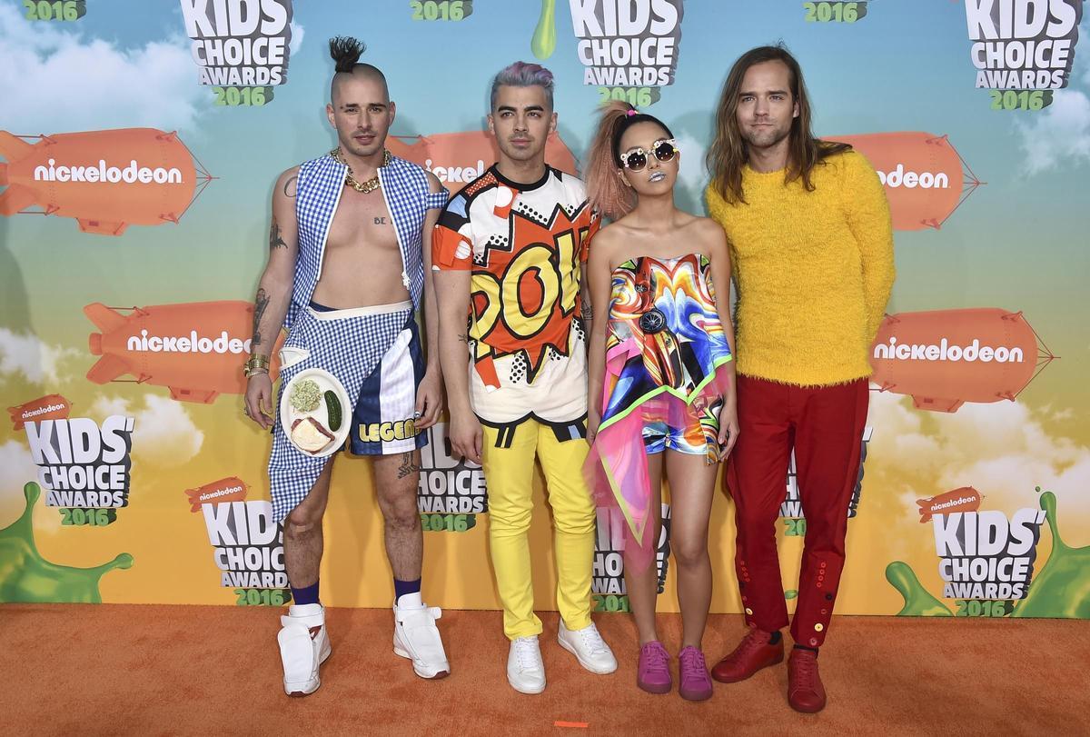 Coloridos looks en la alfombra naranja de los Kids Choice Awards 2016