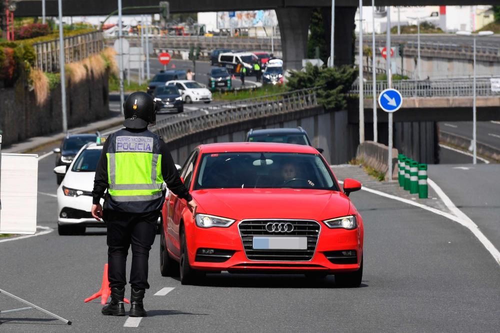 Los agentes vigilan los accesos a la ciudad y proponen multas para los infractores.