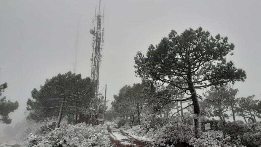 El monte &#039;Bartolo&#039;, en el Desert de Les Palmes, nevado ayer por la mañana.