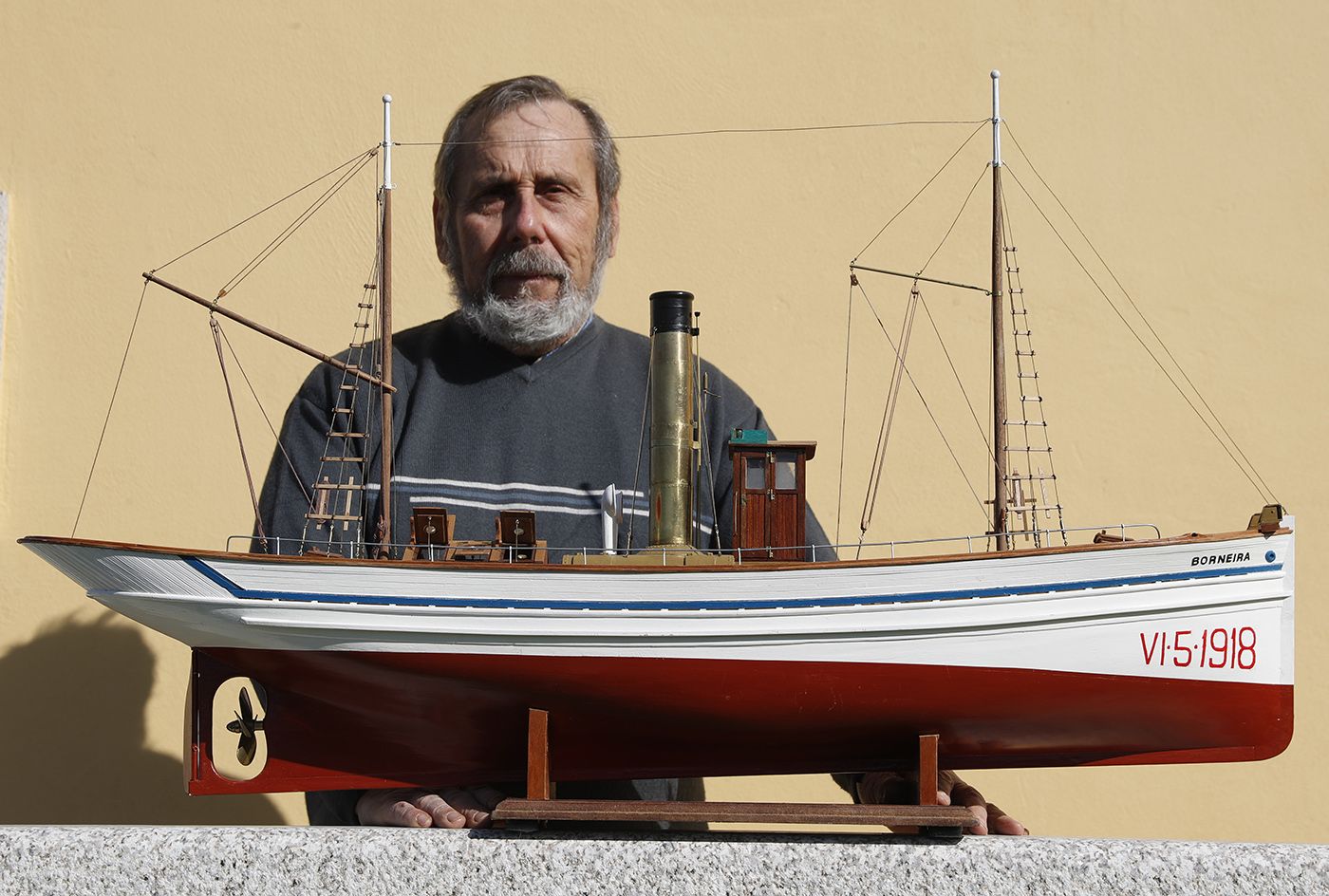 Juan Olivencia muestra dos de sus maquetas de barcos. En el recuadro, una tercera.  Ricardo Grobas.jpg