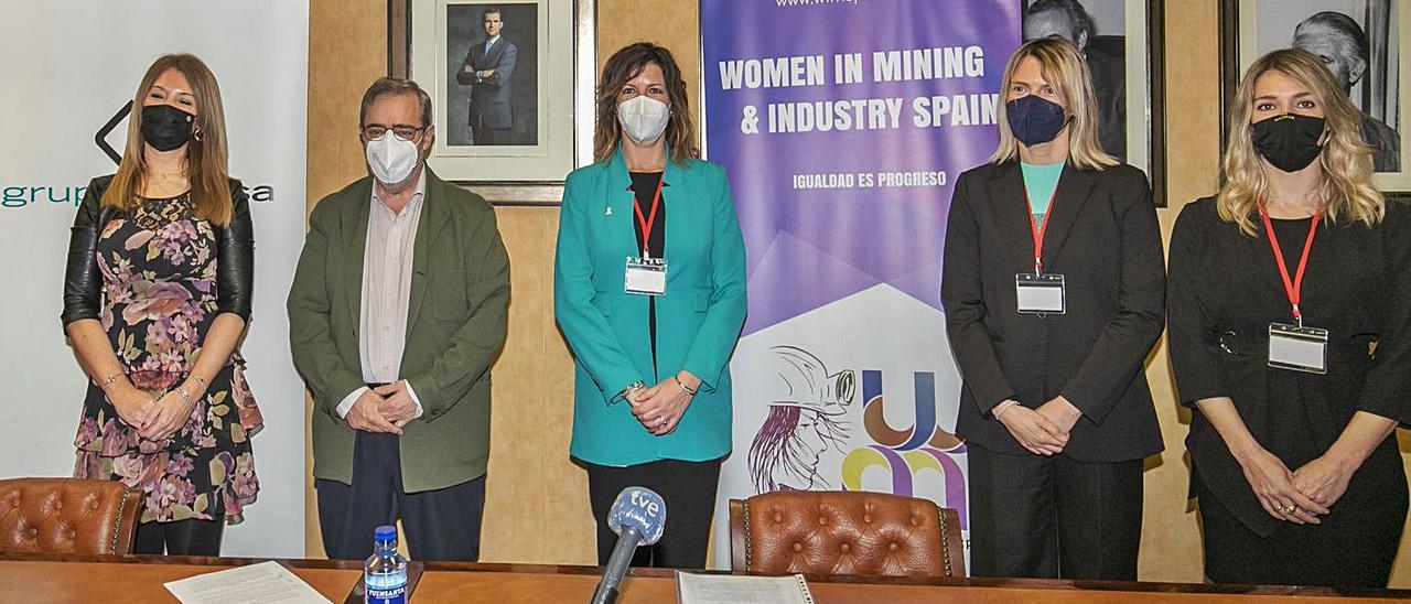 Por la izquierda Cristina Niño, directora de Recursos Humanos, Gregorio Rabanal, presidente de la Hunosa; Luz Cerezo, presidenta de WIM Spain, Marta Cerezo, vicepresidenta, y Marta Cerati, directora de Comunicación. | Hunosa