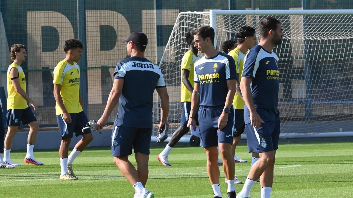 Entrenamiento del Villarreal con varios de sus ayudantes.