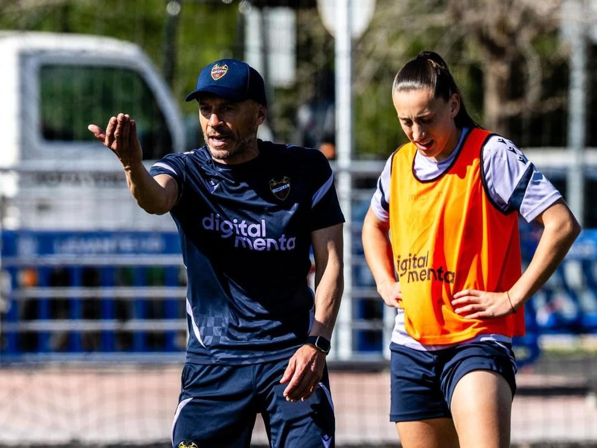 Andrés París da indicaciones a las jugadoras en un entrenamiento