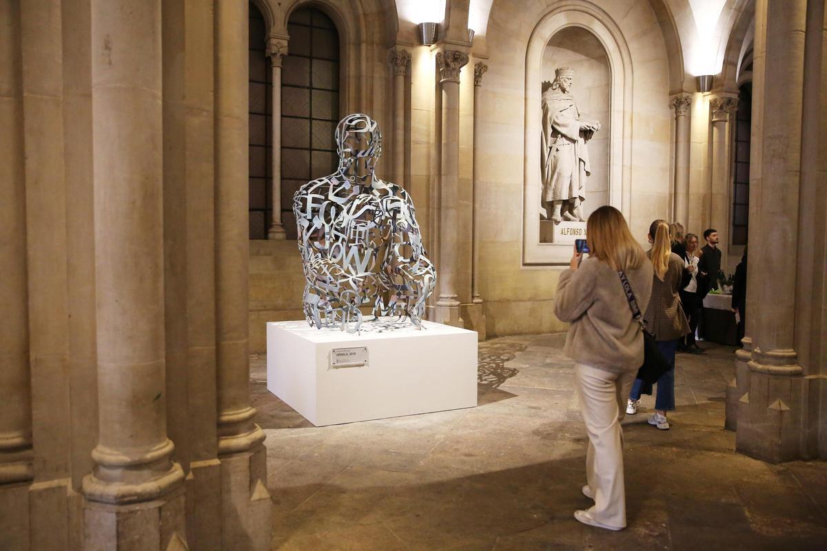 El edificio histórico de la UB estrena escultura de Jaume Plensa