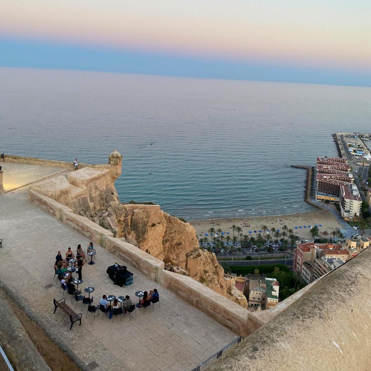 Cata de vinos en el castillo de Santa Bárbara viendo la puesta de sol