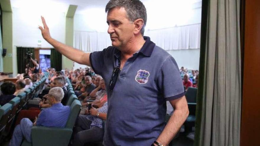 Macías, en el momento de abandonar la asamblea.