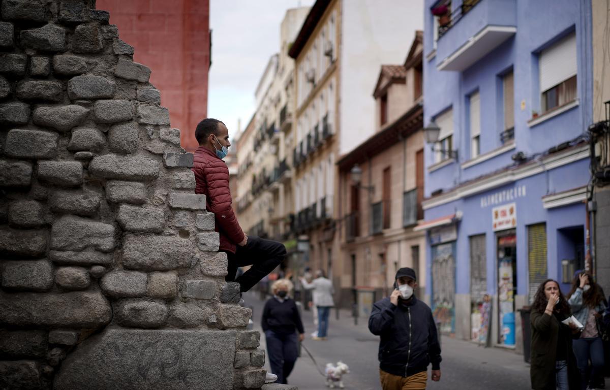 Varias personas pasean en el barrio de Lavapies.