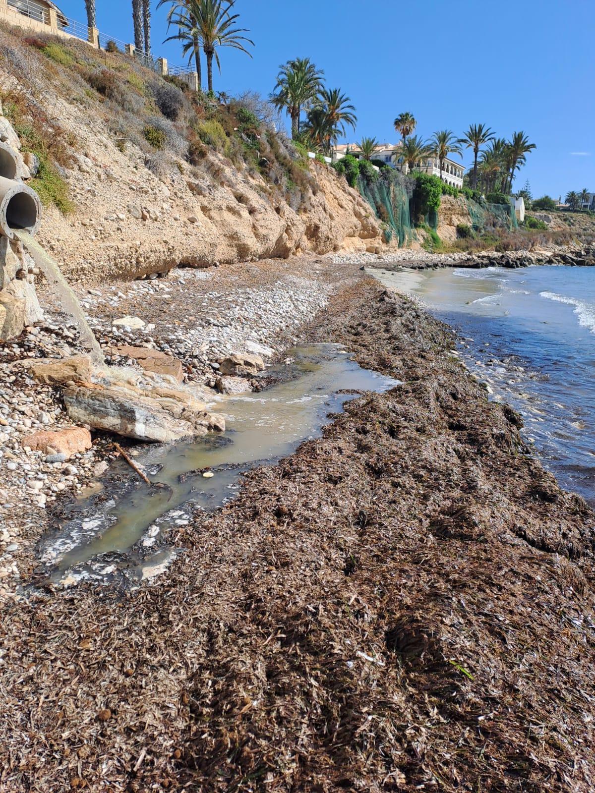El vertido de fecales, llegando a la playa