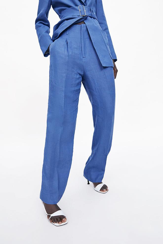 Pantalones de pinzas en azul, de Zara