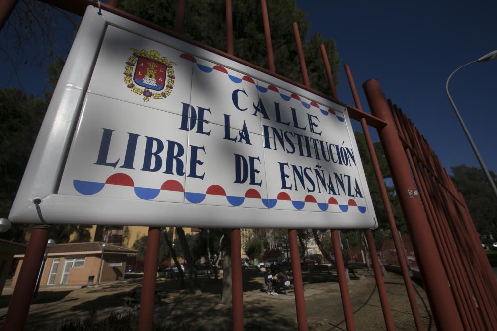 Uno de los carteles colocados recientemente en la calle Institución Libre de Enseñanza, antes conocida por Fernando Madroñal, frente a las piscinas de Babel.