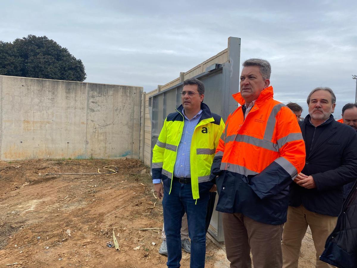 El vicepresidente Vicente Martínez Mus y el alcalde de Alfafar, Juan Ramón Adsuara, visitan las campas ya vacías.