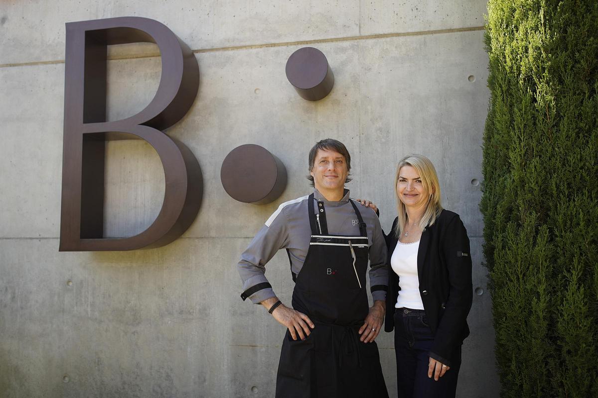 Cristina Torrent i Albert Sastregener a l'entrada del Bo.TiC de Corçà.