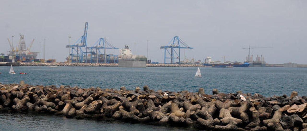 La terminal de Opcsa desde la avenida marítima, ayer. A la derecha, el dique Reina Sofía.