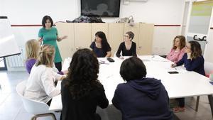 Un grupo de madres realiza un taller de constelación familiar, junto a Sara Escudero, psicóloga del SOAF de la Fundación Marianao, en Sant Boi de Llobregat.