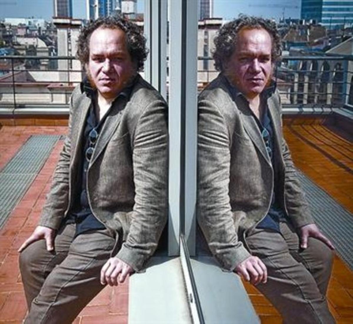 L’escriptor francès Mathias Énard, en un terrat de Barcelona.