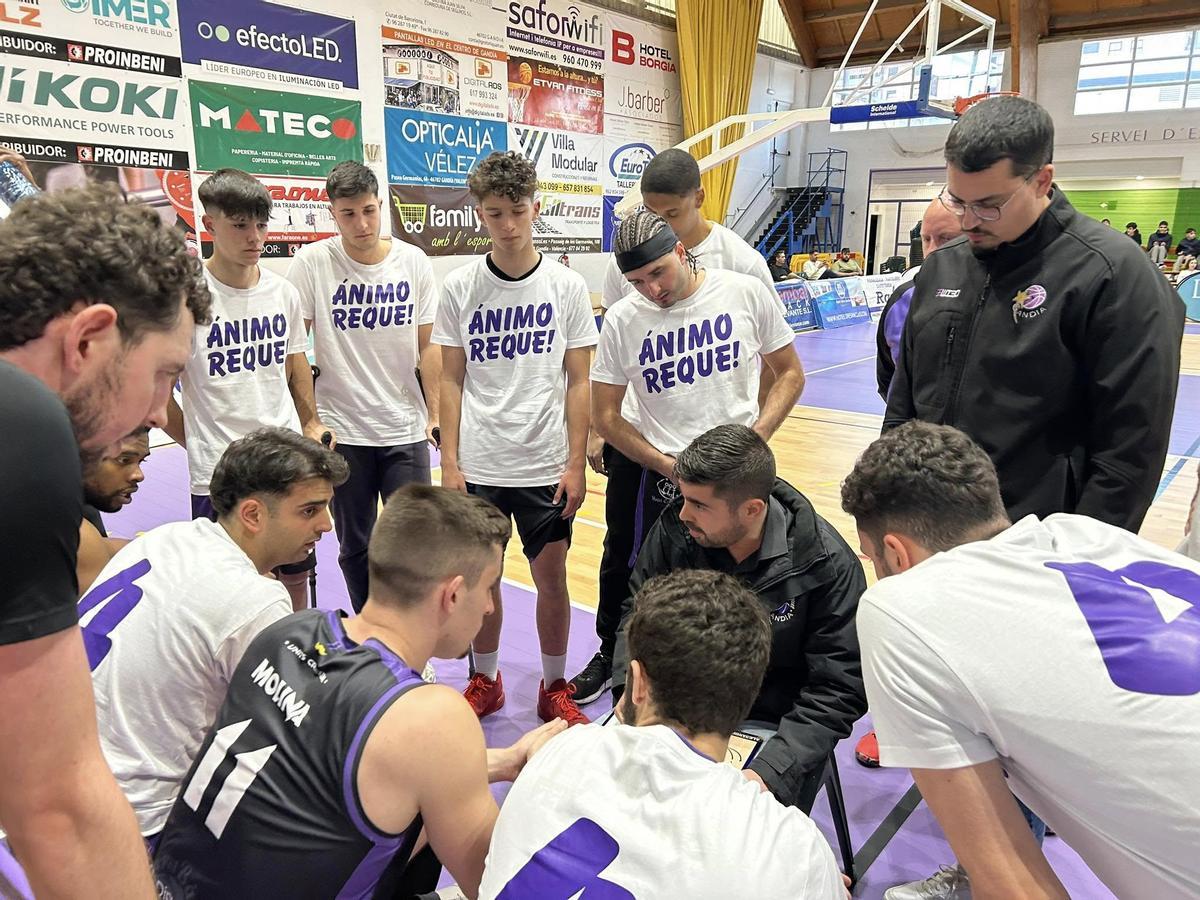 Un tiempo muerto del equipo el pasado sábado con Requena y algunos compañeros con la camiseta