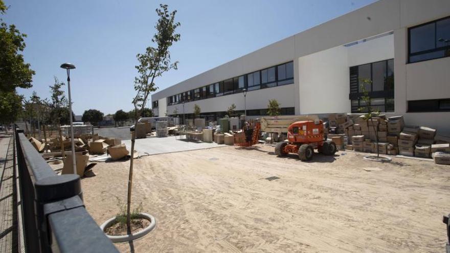 El exterior del centro, con cajas del traslado y maquinaria.