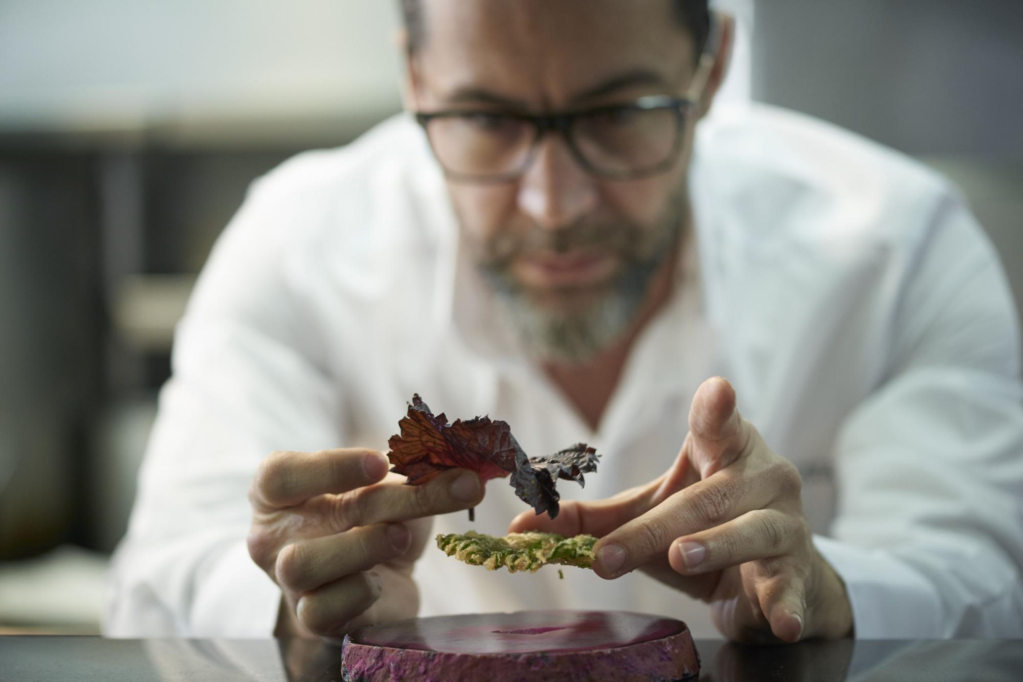 ¿Cuál es el precio de un menú degustación en el restaurante de Quique Dacosta en Dénia para dos personas?