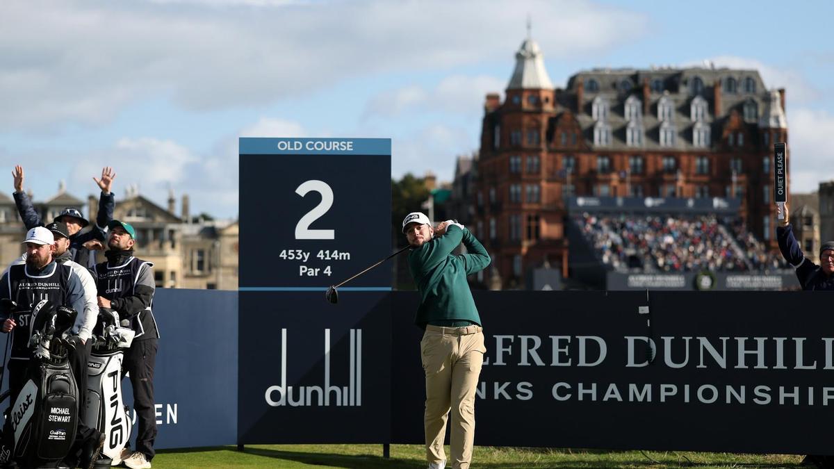 Rocco Repetto Taylor toma la salida en el hoyo 2 del Old Course de St Andrews durante la tercera jornada del Alfred Dunhill Links Championship.