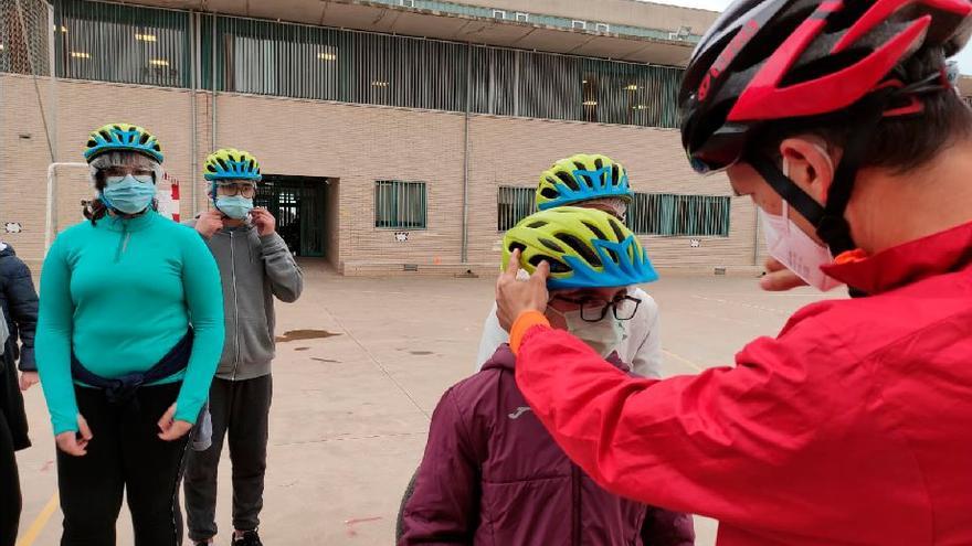 El taller incide en el uso correcto del casco protector.