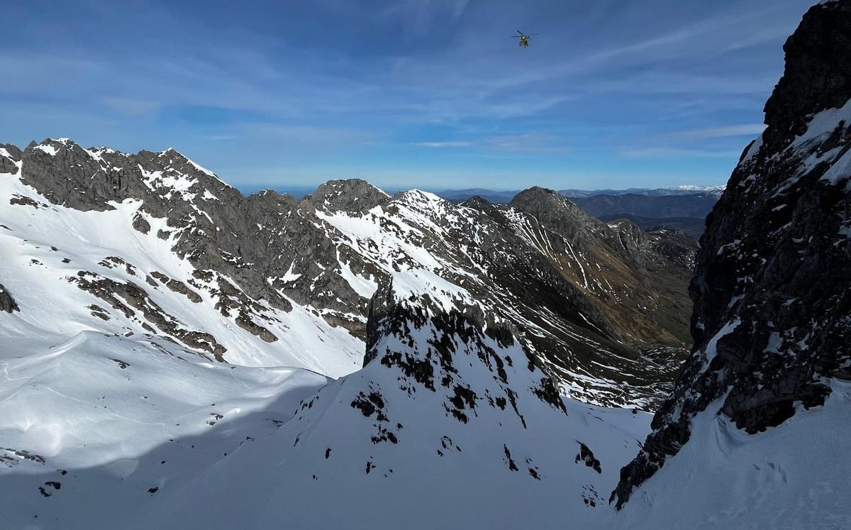 En la parte superior, el helicóptero del SEPA en pleno rescate.