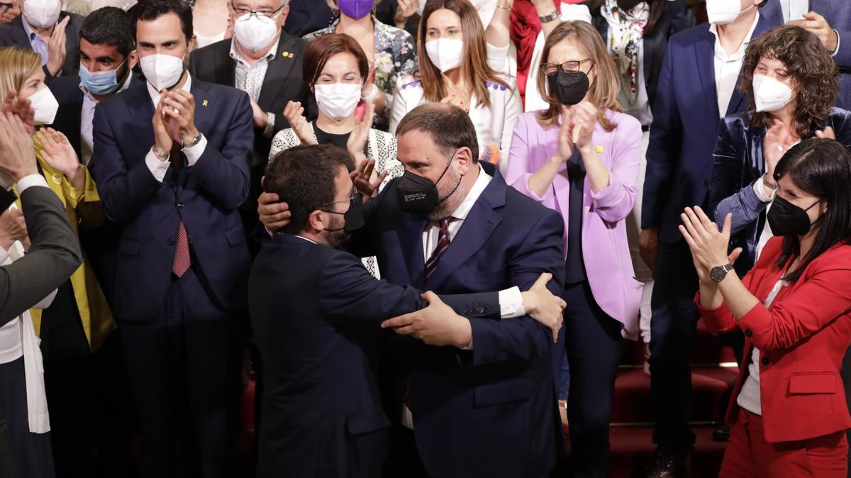El nuevo presidente de la Generalitat, Pere Aragonès (a la izquierda), abraza al presidente de ERC, Oriol Junqueras, tras ser elegido por mayoría absoluta, este viernes. El nuevo presidente de la Generalitat, Pere Aragonès (a la izquierda), abraza al presidente de ERC, Oriol Junqueras, tras ser elegido por mayoría absoluta, este viernes.