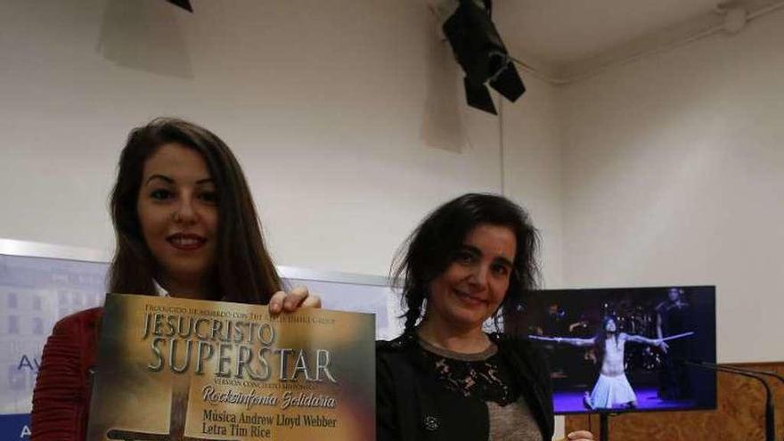 Por la izquierda, Marta García Sarabia y Yolanda Alonso, con el cartel del espectáculo.