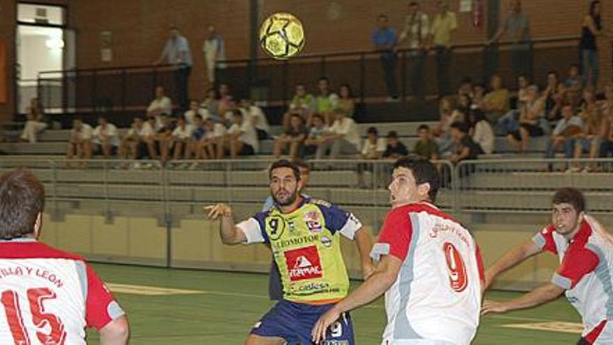 Octavio realiza un pase al extremo para romper la defensa adversaria en el último Memorial Manuel Camba.