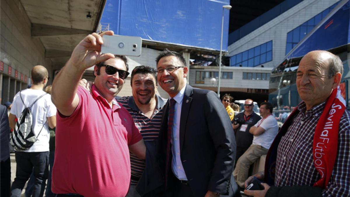 Bartomeu, presidente del FC Barcelona, con unos aficionados