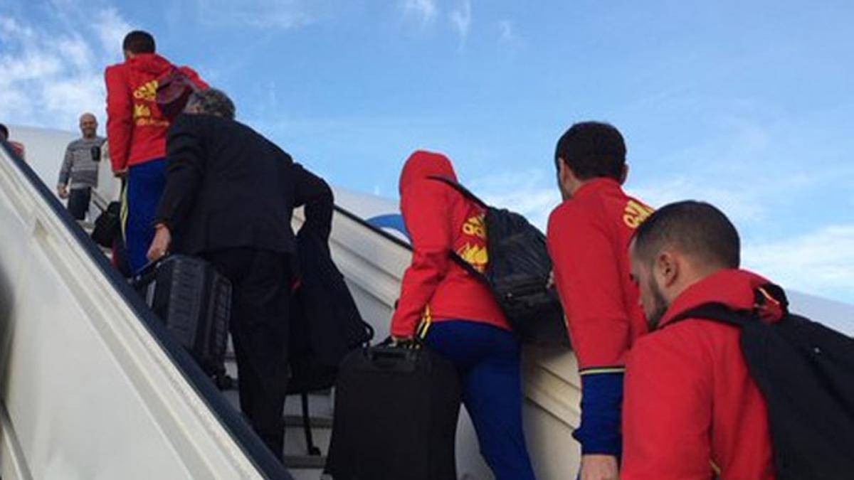 La selección española, embarcando para regresar a Madrid