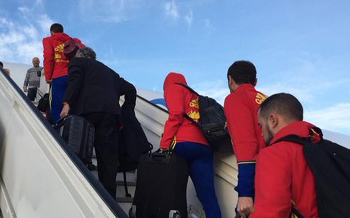 La selección española, embarcando para regresar a Madrid