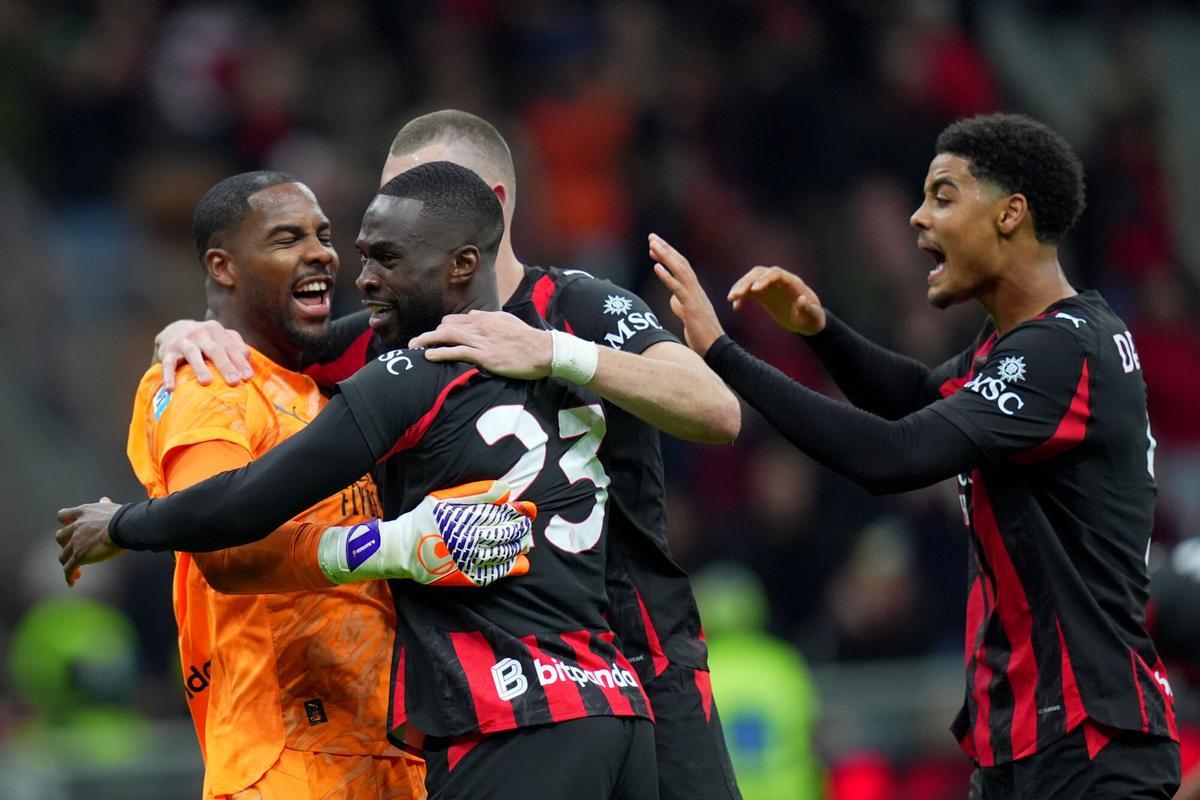 I giocatori del Milan festeggiano la parata di Mike Maignan