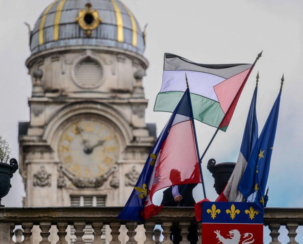 Alcaldes francesos hissen banderes palestines malgrat l’amenaça de multes