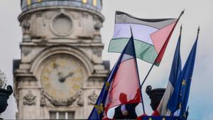 Alcaldes francesos hissen banderes palestines malgrat l’amenaça de multes