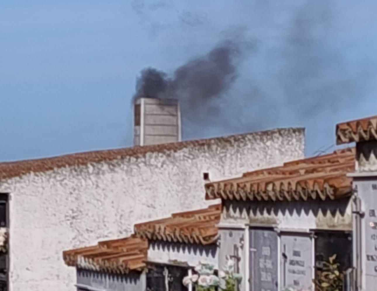 Humo procedente del crematorio.