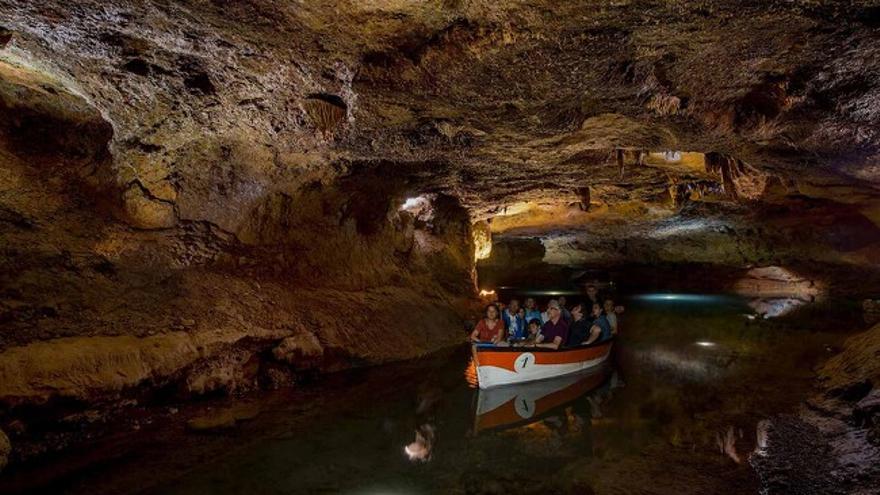 Visitantes realizando un tour en barca por las grutas