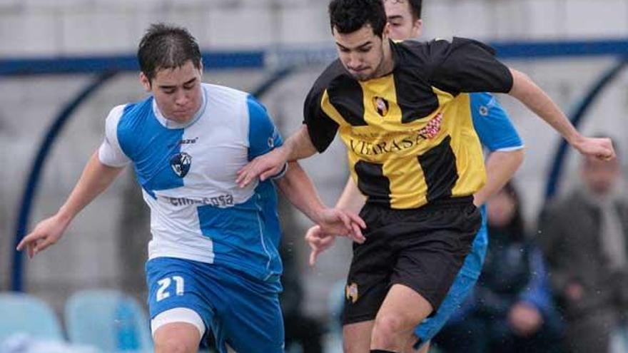 Un jugador del Rápido controla un balón durante un partido de esta temporada.