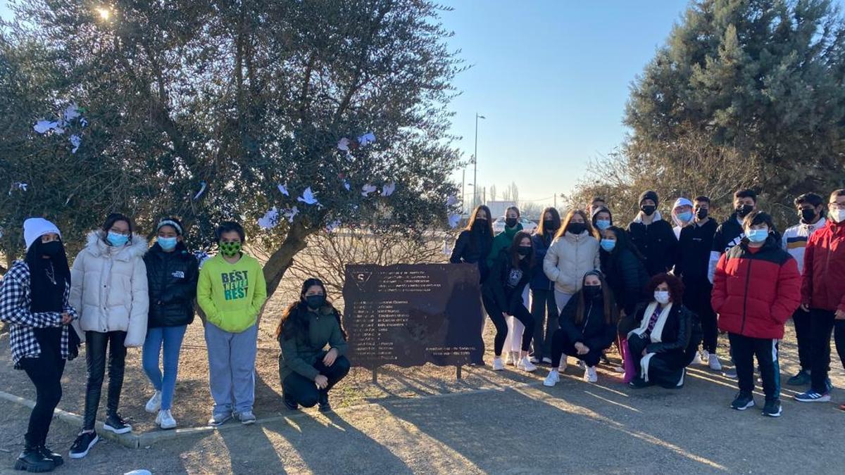 Estudiantes del instituto de Sariñena con las palomas de la paz con las que han decorado un árbol del centro.